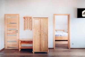 - une chambre avec deux placards en bois et un lit dans l'établissement Penzion La Piccolina, à Nový Bor