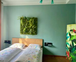 Postel nebo postele na pokoji v ubytování sleep & go -Meran easy staying