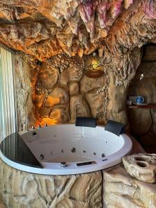 Ett badrum på Podere Raffanna Ecologic House