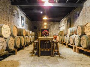 une grande chambre avec un bouquet de barils de vin dans l'établissement Hacienda La Noria Culture Boutique by Rotamundos, à Terrenate