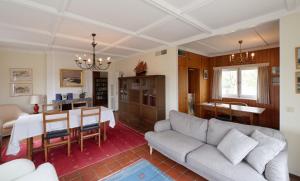 - un salon avec un canapé et une table dans l'établissement Vakantiewoning Zandhof, à Oostduinkerke