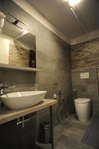 y baño con lavabo y aseo. en TLcafè Hospitality (presso Torrefazione Lady Cafè srl), en San Secondo Parmense