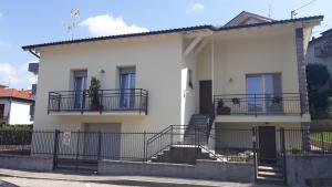 une maison blanche avec des escaliers et des balcons. dans l'établissement LORA GIUSTA GUEST HOUSE, à Côme