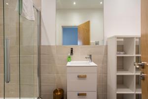 Ett badrum på Modern Luxury Apartment, Sleeps 6, Best Location
