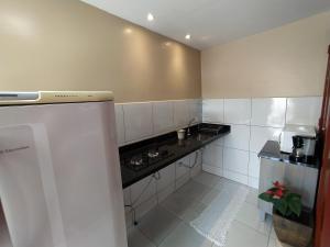 uma pequena cozinha com fogão num quarto em Container LB com garagem para carros de até 4,5M em Boa Vista