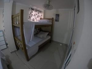 a small room with two bunk beds in it at La casita de max y tim apt 201 in Cartagena de Indias