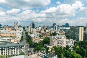 een luchtzicht op een stad met hoge gebouwen bij Apartment Penthouse in Kiev