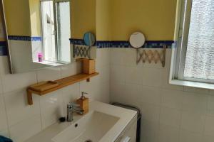 un baño con lavabo y espejo en Casa a pie de playa, con patio. Zona Miramar., en Punta Umbría 20 fotos más