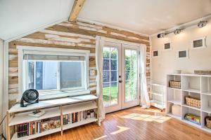 um quarto com uma janela e uma estante de livros em Modern House with Yard Less Than 7 Mi to Dtwn Denver! em Denver