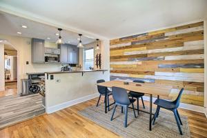 Il comprend une cuisine et une salle à manger avec un mur en bois. dans l'établissement Modern House with Yard Less Than 7 Mi to Dtwn Denver!, à Denver