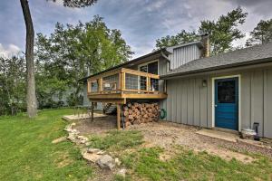 Foto de la galería de Lake Nagawicka Home - 2 Blocks to Boat Launch en Delafield