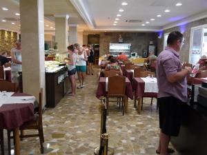 Hotel la Palmera & Spa 레스토랑 또는 맛집