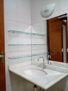 Vannituba majutusasutuses Casa confortável com churrasqueira, wifi e ar condicionado