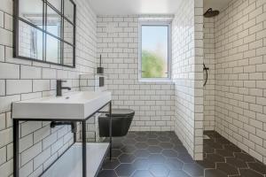 uma casa de banho branca com um lavatório e um WC em Mixies Manor Sasco Apartments em Blackpool