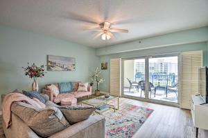 - un salon avec un canapé et un ventilateur de plafond dans l'établissement Poolside Sun and Fun Condo Near New Smyrna Beach!, à New Smyrna Beach