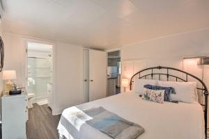 Ένα ή περισσότερα κρεβάτια σε δωμάτιο στο Cozy Athens Cottage Walk to Sanford Stadium!