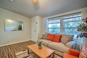 ein Wohnzimmer mit einem Sofa und einem Tisch in der Unterkunft Sedona Home with View, Half-Mi to Chimney Rock! in Sedona