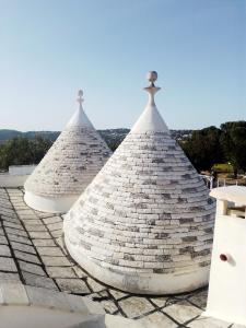 2 dômes sur le toit d'un bâtiment dans l'établissement TRULLI COLIBRI', à Locorotondo