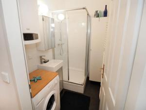 ウィーンにあるApartment Wieden by Interhomeの小さなバスルーム(シャワー、洗濯機付)