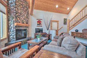 克拉馬斯福爾斯的住宿－Klamath Falls Family Cottage Hike and Explore!，带沙发和壁炉的客厅