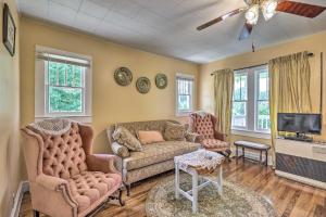 - un salon avec un canapé et une télévision dans l'établissement Cozy Blue Ridge Cottage - Bike, Hike, and Fish!, à Bakersville