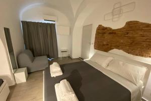 sypialnia z łóżkiem, kanapą i krzesłem w obiekcie Catania Dammuso house w Katanii