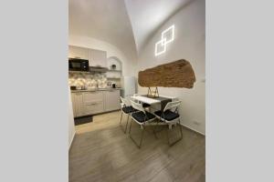 kuchnia ze stołem i krzesłami w pokoju w obiekcie Catania Dammuso house w Katanii +16 zdjęć
