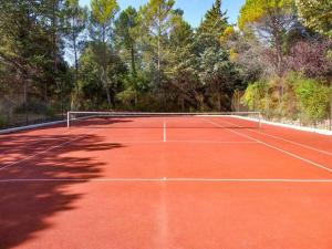 a tennis court with a net on it at Domaine du Bois d'Amont in Cabris