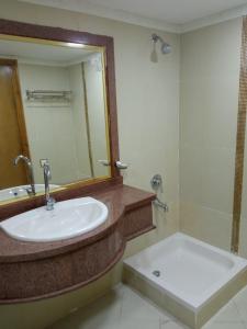 Vannas istaba naktsmītnē Regency Pyramids Hotel