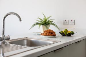 Kuchyň nebo kuchyňský kout v ubytování Luxury Fully Equipped Kitchen Ormeau Park