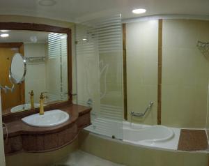Vannas istaba naktsmītnē Regency Pyramids Hotel