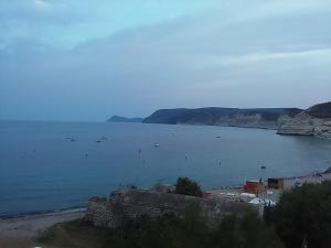 widok na duży zbiornik wodny z plażą w obiekcie Arto Blanco w mieście Agua Amarga