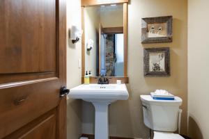 Ένα μπάνιο στο Ridgeview Court Unit B Townhome Incredible Rooftop Deck +18 φωτογραφίες