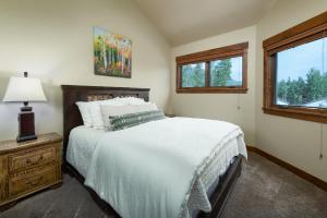 Ένα ή περισσότερα κρεβάτια σε δωμάτιο στο Ridgeview Court Unit B Townhome Incredible Rooftop Deck