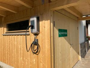 ein Gebäude mit einer Überwachungskamera auf der Seite in der Unterkunft Ferienwohnungen Knaller-Möd in Weissensee