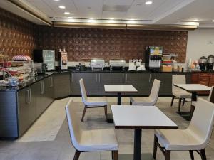 Restoran atau tempat lain untuk makan di Wingate by Wyndham Greenville Airport