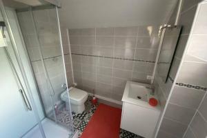 een kleine badkamer met een toilet en een wastafel bij Gîte en Cotentin in Étienville
