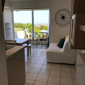 Predel za sedenje v nastanitvi COTTAGE 6 pers vue sur mer piscine