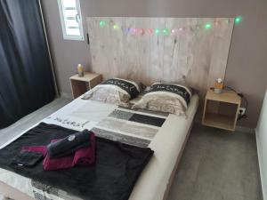 Säng eller sängar i ett rum på La Villa du Bonheur- Passion Créole - Charme et Confort au Rendez-vous