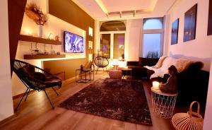 un soggiorno con un divano, un tavolo e una TV di SuiteDreams - Bubble Suite Liège a Liegi
