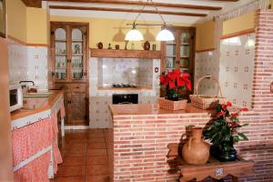 una cucina con camino in mattoni in una stanza di Casa Rural Carcelen a Carcelén