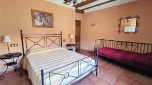 מיטה או מיטות בחדר ב-Casa Rural Carcelen