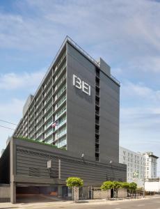 a tall building with the esl sign on it at BEI San Francisco, Trademark Collection by Wyndham in San Francisco