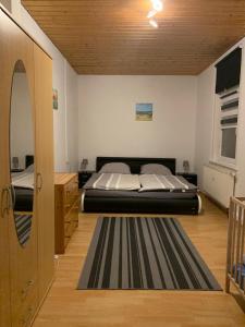 Un pat sau paturi într-o cameră la Ferienwohnung Eichhörnchen