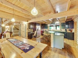 Gallery image of Heavenly Hilltop in Boyne City +37 photos