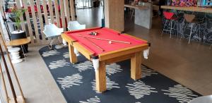 una mesa de ping pong con una blusa roja. en ibis Londrina Shopping, en Londrina