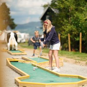 una joven jugando al golf en Sveastranda Camping, en Gullor