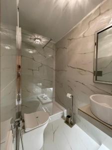 un baño con lavabo y espejo en B&B Il Gigante, en Agrigento 37 fotos más