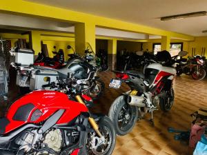 un gruppo di motociclette parcheggiate in un garage di Hotel Miramonti Seulo Turismo Rurale a Seùlo Altre 37 foto