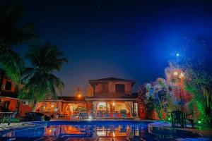 una piscina frente a una casa por la noche en Pousada Sabledor en Búzios